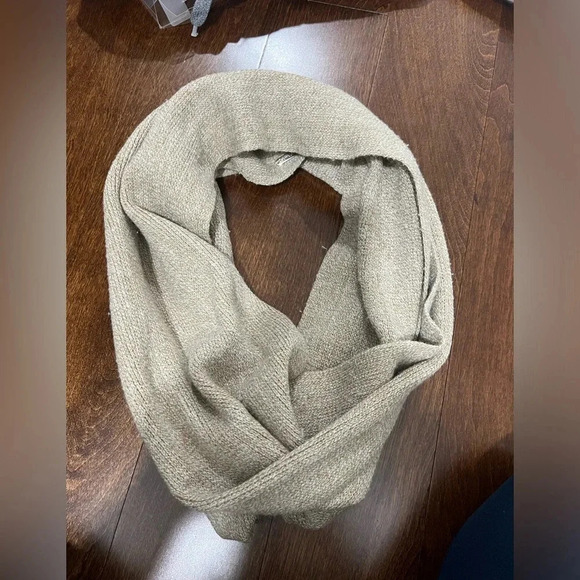 Calvin Klein Women’s Infinity Scarf - Picture 3 of 4